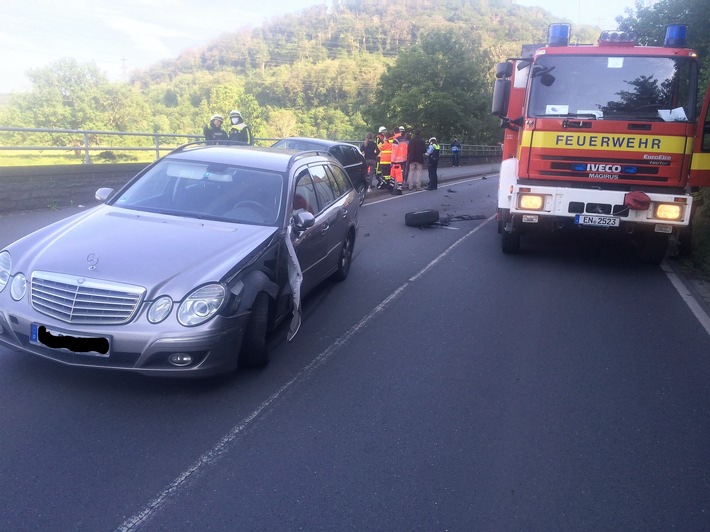 FW-EN: Zwei Einsätze am Abend: Verkehrsunfall mit mehreren PKW und Brand eines Elektrofahrzeugs