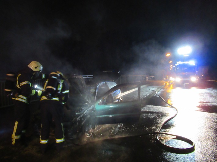 FW Dinslaken: Unruhiger Jahreswechsel für Feuerwehr und Rettungsdienst