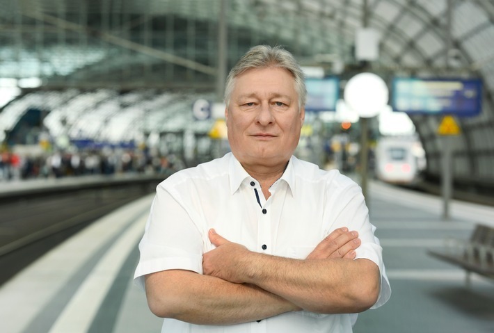Portrait: Martin Burkert, Vorsitzender der Eisenbahn- 
und Verkehrsgewerkschaft (EVG) / Weiterer Text über ots und www.presseportal.de/nr/150063 / Die Verwendung dieses Bildes für redaktionelle Zwecke ist unter Beachtung aller mitgeteilten Nutzungsbedingungen zulässig und dann auch honorarfrei. Veröffentlichung ausschließlich mit Bildrechte-Hinweis.
