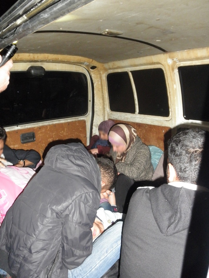 BPOLI-KN: 22 Flüchtlinge im Kleintransporter geschleust - Amtsgericht Wangen verurteilt Fahrer zu Haftstrafe