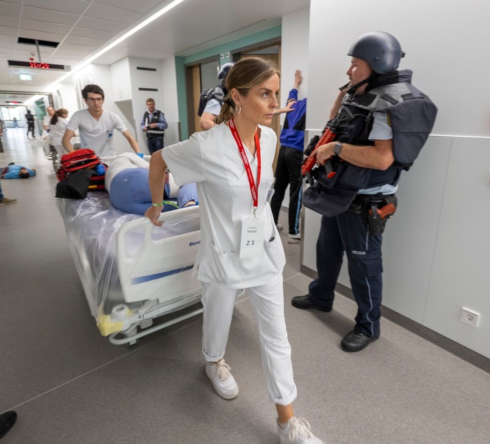 POL-FR: Freiburg: Gemeinsame Übung des Universitätsklinikums Freiburg und dem Polizeipräsidiums Freiburg - rund 200 Beteiligte trainieren für den Ernstfall