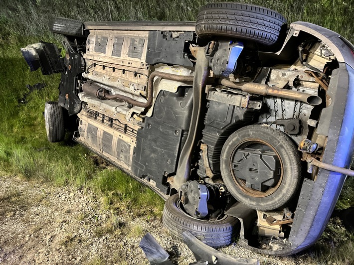 API-TH: Verkehrsunfall mit zwei verletzten Personen, Fahrzeug im Graben