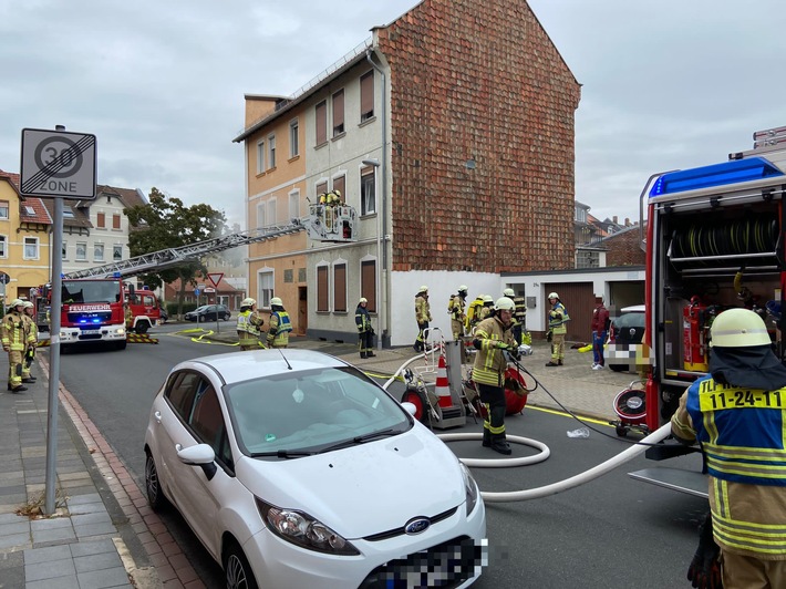 FW Helmstedt: Feuer Personenrettung in Mehrfamilienhaus
