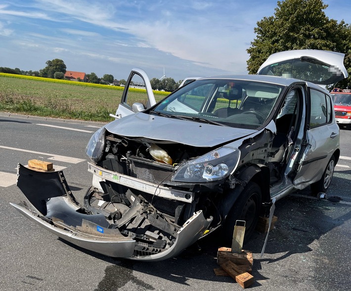 POL-MI: Autofahrerin bei Zusammenstoß schwer verletzt