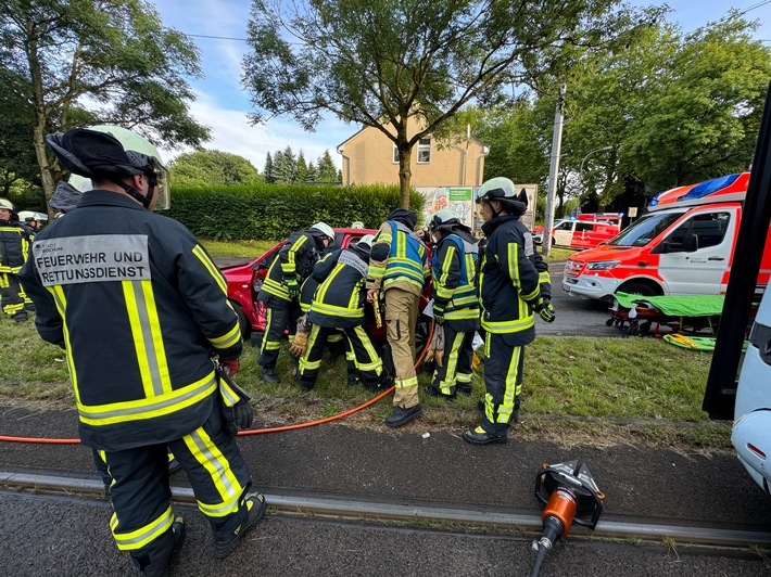 FW-BO: Verkehrsunfall mit Straßenbahn und einer eingeschlossenen Person