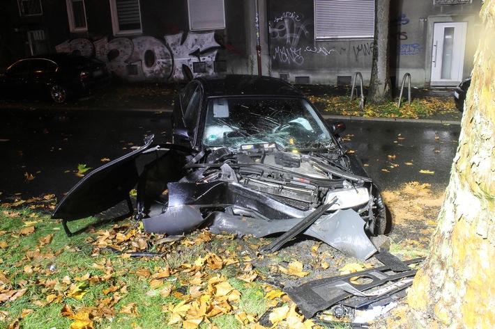 POL-BO: Schwerer Unfall in Bochum: Autofahrer (18) stößt gegen Baum