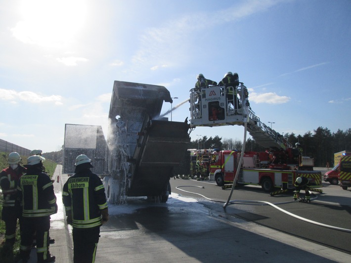 POL-DEL: Autobahnpolizei Ahlhorn: Hoher Sachschaden bei Fahrzeugbrand auf der Autobahn 1 im Bereich der Gemeinde Großenkneten