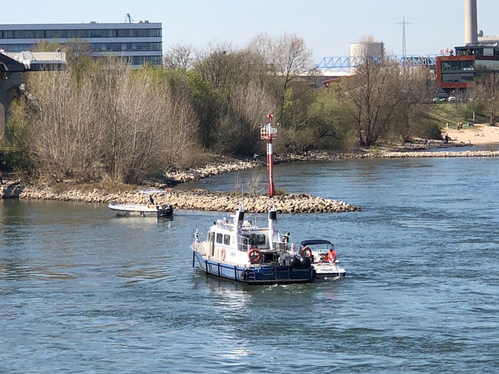 POL-DU: Düsseldorf: Wasserschutzpolizei schleppt Motoryacht ab