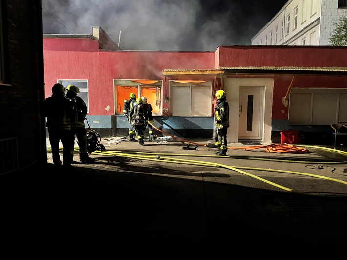 FW-GE: Küchenbrand in der Gelsenkirchener Altstadt und ein vermeintlicher Dachstuhlbrand in Heßler - Feuerwehr rückt in der Nacht zu zwei parallelen Brandeinsätzen aus