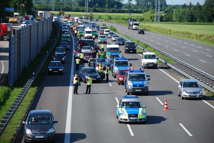 POL-GOE: (392/2010) Umfangreiche Großkontrolle auf der A 7 bei Göttingen - Polizei und Zoll kontrollieren rund 1.300 Fahrzeuge, vier Personen vorläufig festgenommen