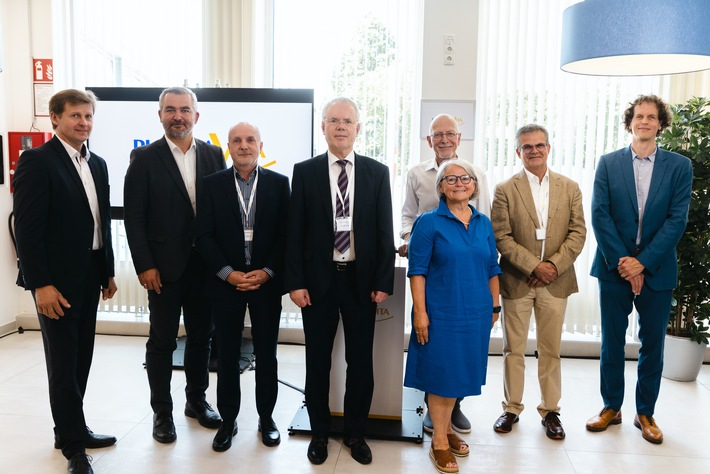 Landesrat Mag. Heinrich Dorner und Oberpullendorfer Bürgermeister Johann Heisz als Ehrengäste bei der offiziellen Eröffnung des Plasmavita-Spendenzentrums in Oberpullendorf