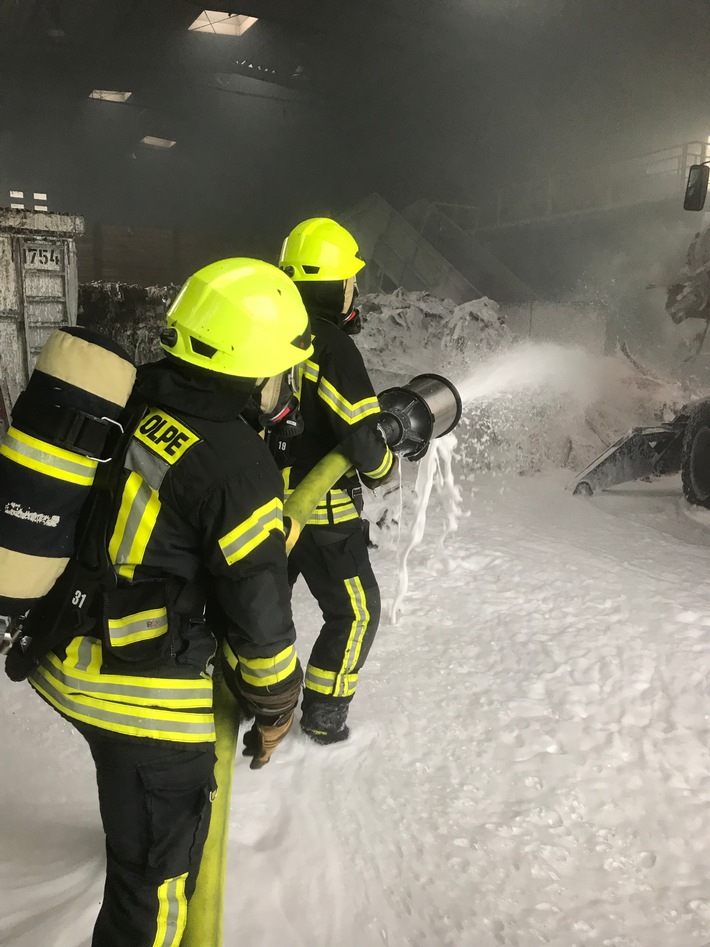 FW-OE: Brand in Lagerhalle schnell unter Kontrolle