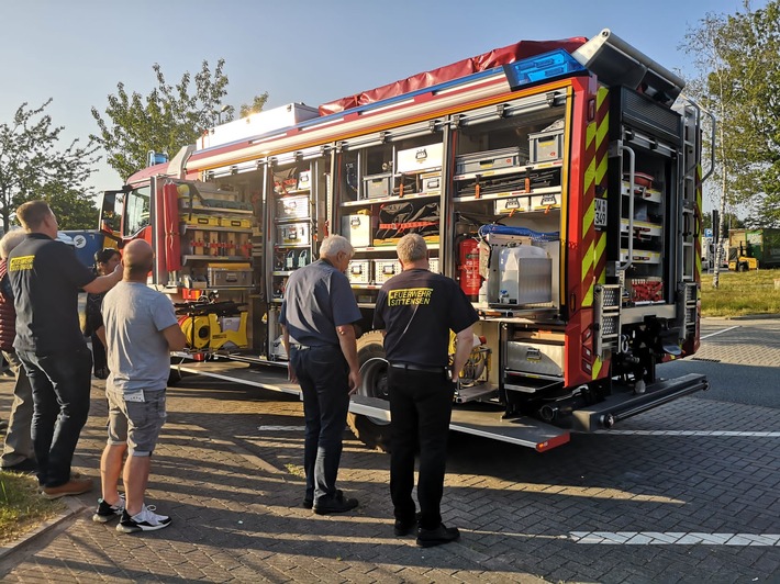 POL-ROW: Feuerwehr Sittensen mit neuem Rüstwagen beim Fernfahrerstammtisch