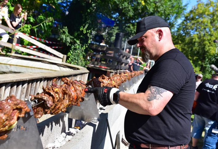 RID-Weltrekord in Dipperz in der Rhön: Das Grillrestaurant »Kneshecke« grillt für seine Gäste mit dem längsten horizontal rotierenden Grill-Drehspieß der Welt