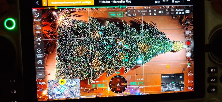 Waltrop holt Weltrekord aus Indien nach Deutschland –  4.812 Menschen formen riesige Weihnachtsbaum-Abbildung