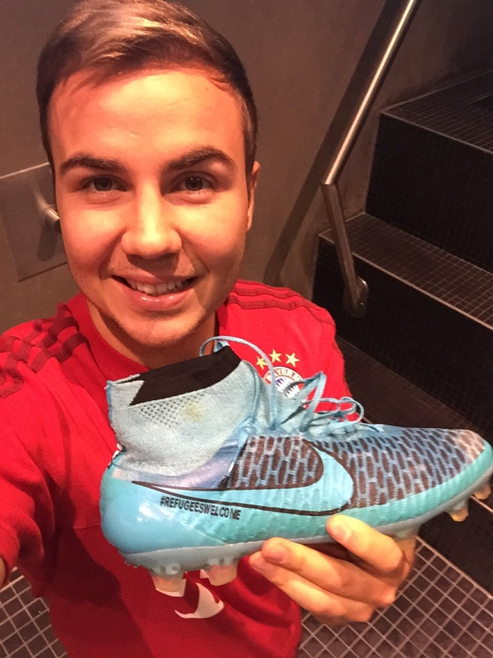 Mario Götze im Einsatz für Flüchtlinge / Der Weltmeister versteigert seine getragenen Schuhe mit #refugeeswelcome-Aufdruck bei www.unitedcharity.de