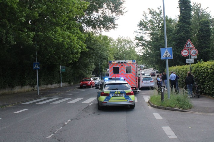 POL-RBK: Bergisch Gladbach - Radfahrerin kollidiert mit Pkw auf Fußgängerüberweg