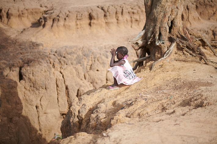 Mali, regione di Koulikoro, erosione vicino a Wegnia. Per chi vive nei Paesi in via di sviluppo la crisi climatica appartiene già oggi all'amara realtà. / Testo complementare con ots e su www.presseportal.ch/fr/nr/100000088?langid=4 / L' utilizzo di quest'immagine è gratuito per scopi redazionali. Pubblicazione sotto indicazione di fonte: 201806mali-biasio1509.jpg