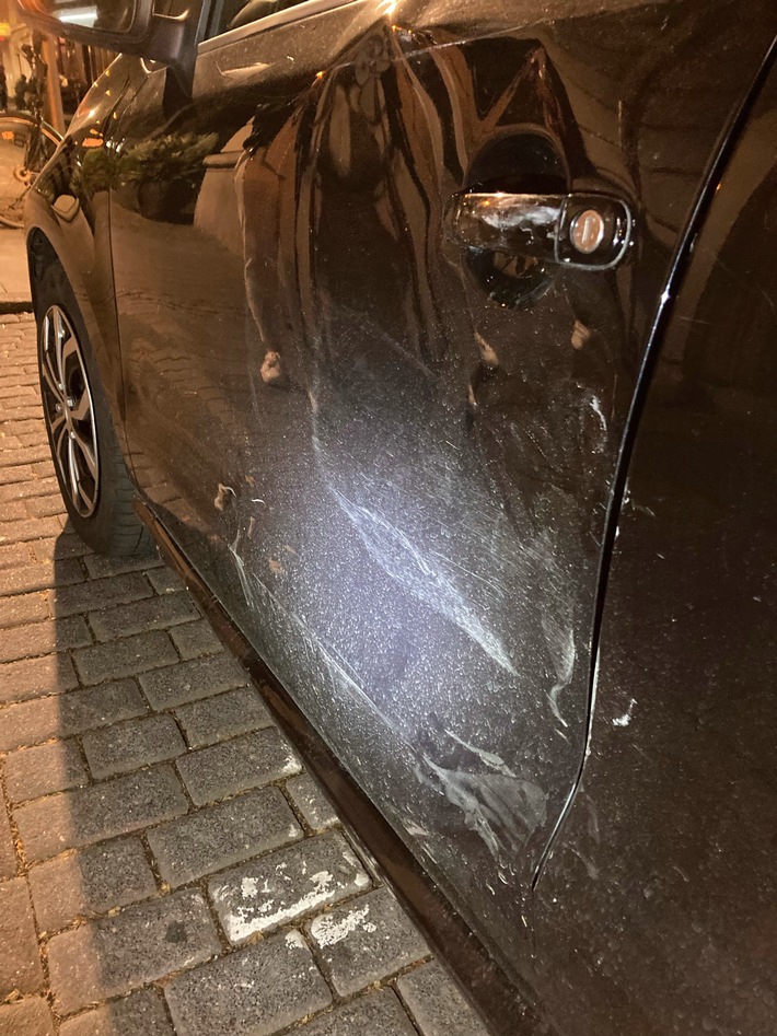 POL-BI: Radfahrer fährt in entgegenkommenden PKW - Zeugen gesucht