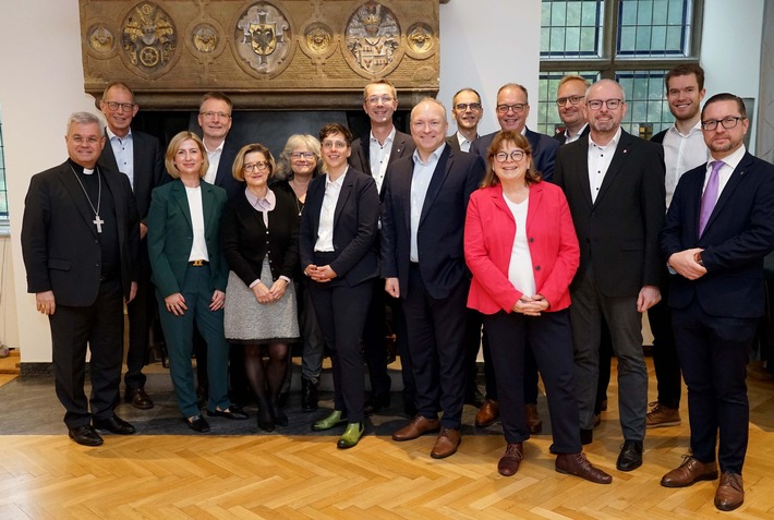 Erzbischof Dr. Udo Markus Bentz im Austausch mit den Geschäftsführungen der Agenturen für Arbeit - Gespräch über einen Arbeitsmarkt im Wandel in der Kommende Dortmund