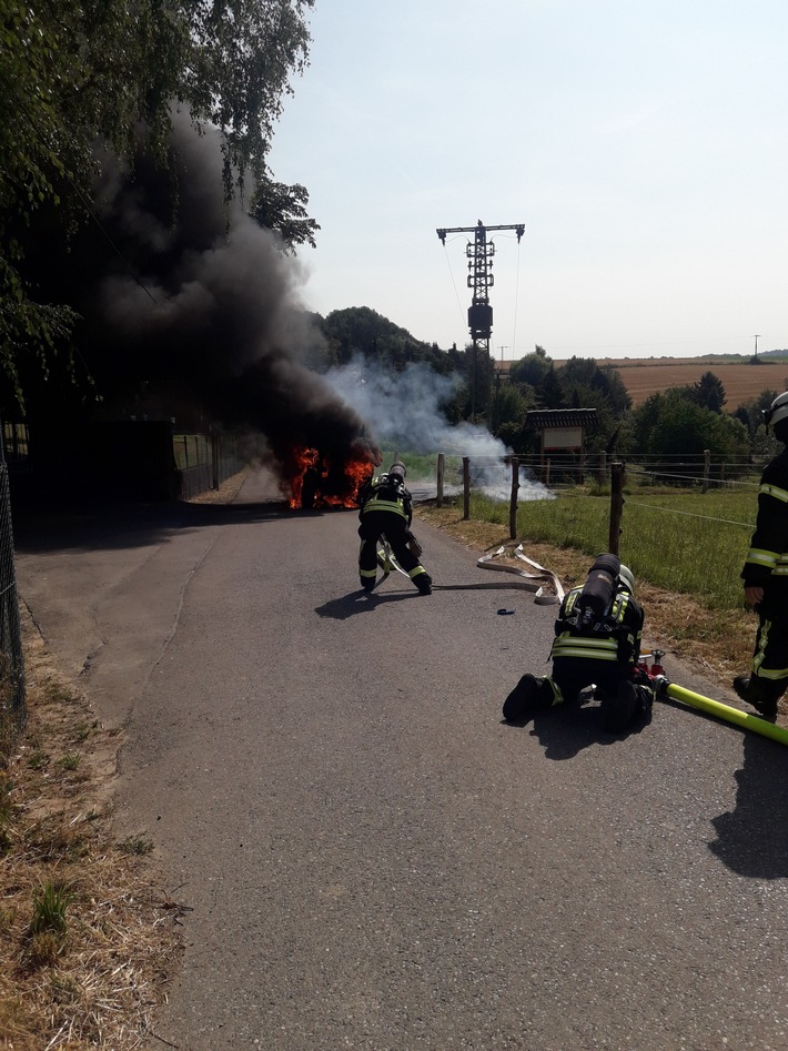 FW-Erkrath: Traktorbrand bei Gut Heuschenhof