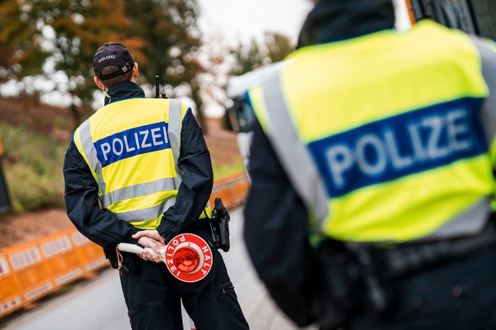 Bundespolizeidirektion München: Durch Freundschaftsdienst strafbar gemacht/ Bundespolizei bringt Migrant zum Flugzeug