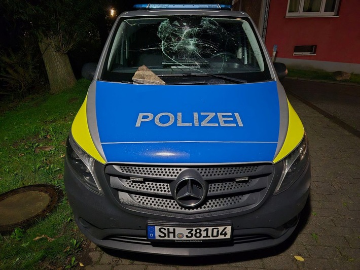 POL-FL: Husum - Streifenwagen beschädigt - Polizei sucht Zeugen und Hinweisgeber
