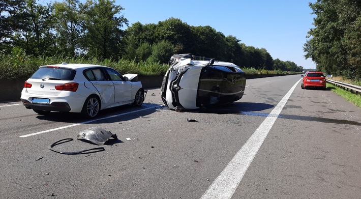 POL-VER: ++ A27: Versammlung auf Brücke über der Autobahn ++ Folgenschwerer Unfall am Stauende ++ Vier Verletzte/50.000 Euro Schaden ++