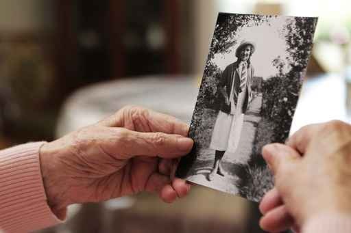 Welt-Alzheimertag 2015: Rechtzeitig vorsorgen, um in Würde altern zu können / 40.000 Neuerkrankungen pro Jahr bestätigen Bedeutung von Pflegevorsorge / Pflegereform streut den Menschen Sand in die Augen