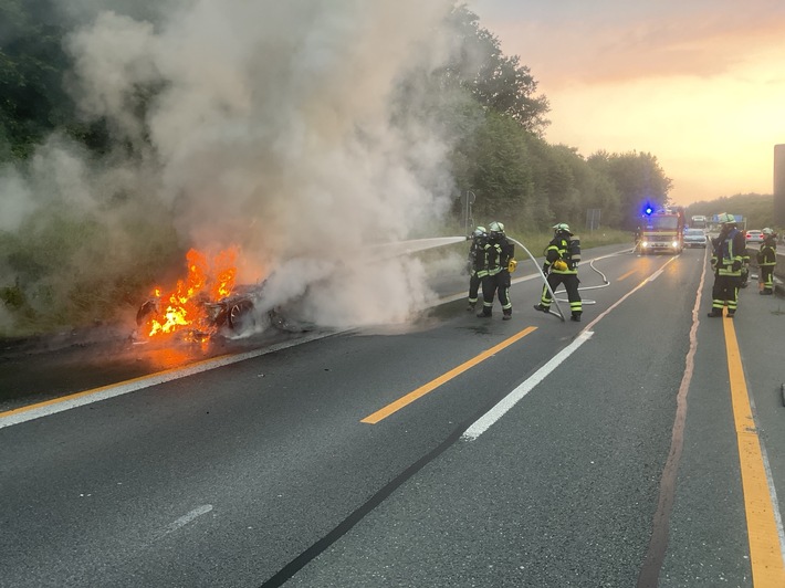 FW-DO: Brennender PKW auf der BAB A45 - Fehlende Rettungsgasse