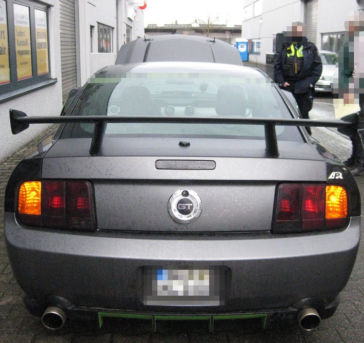 POL-ME: Viel eingebaut, aber nichts eingetragen: Polizei zieht getunten Ford Mustang aus dem Verkehr - Langenfeld - 2101110