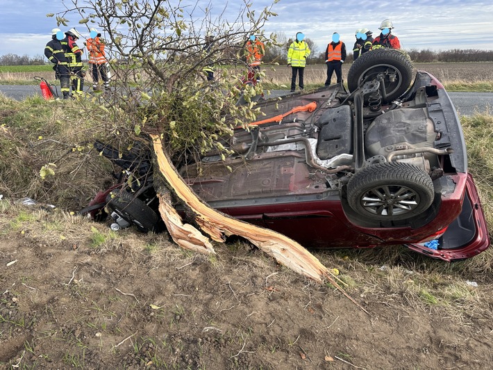 POL-HI: Eine verletzte Person und Totalschaden nach schwerem Baumunfall