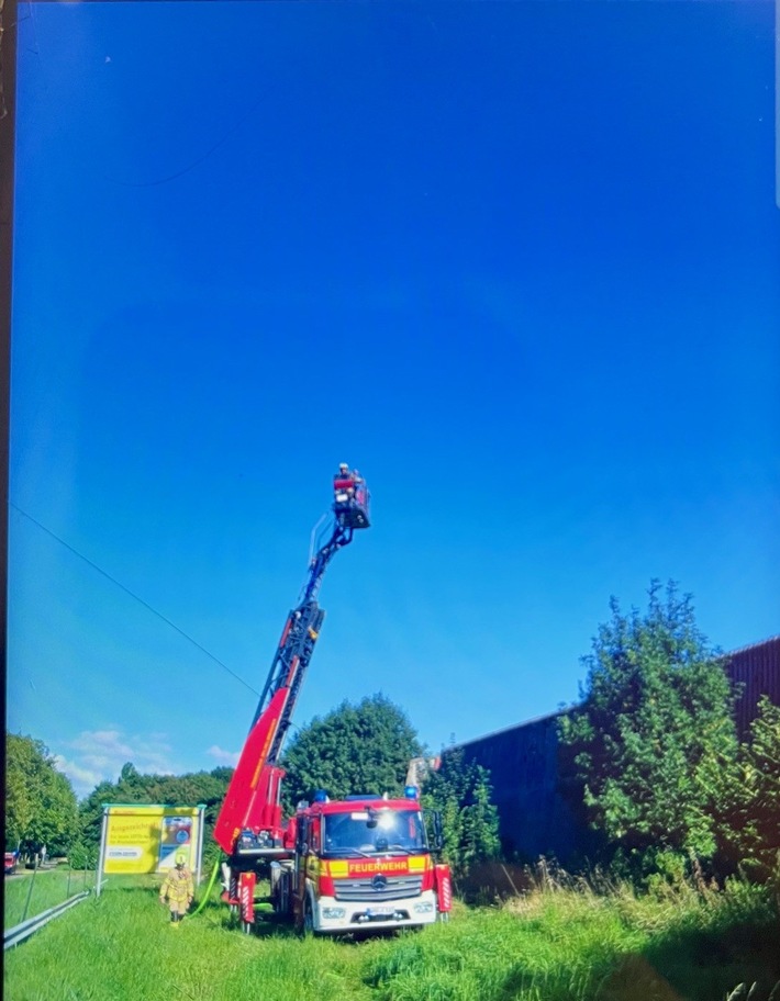 POL-WHV: Brand in leerstehender Tennishalle