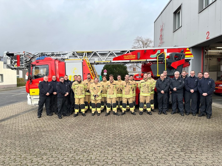 FW Tönisvorst: 9 neue Einsatzkräfte für die Feuerwehr Tönisvorst - ehrenamtliche Mitglieder beenden ihre Grundausbildung