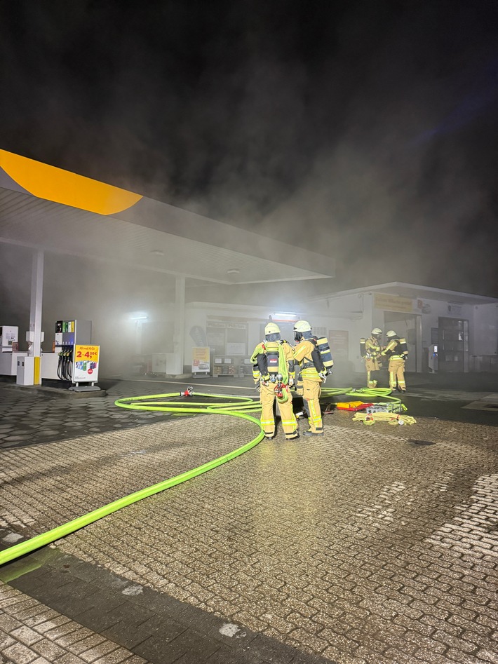 FW-EN: Brand im Tankstellengebäude in Hattingen-Welper - Feuerwehr verhindert Ausbreitung