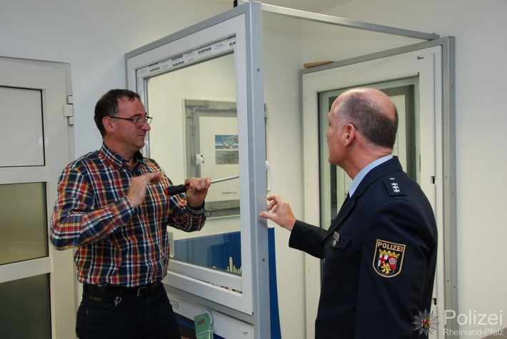 POL-PPTR: . Viele interessierte Besucher beim Tag der offenen Tür der Beratungsstelle des Trierer Polizeipräsidiums