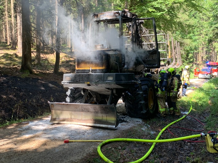 FW-Stolberg: Brand eines Rückeschleppers im Wald
