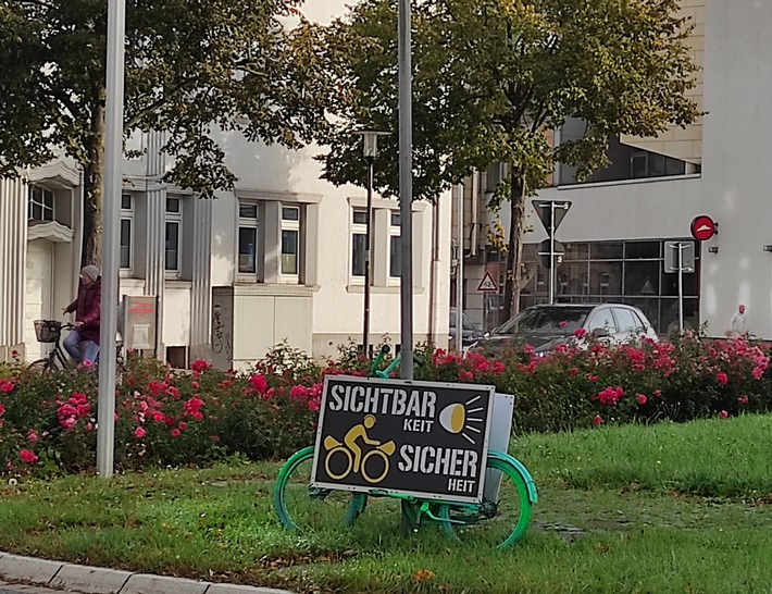 POL-HM: Polizei und Verkehrswacht machen auf mehr Sichtbarkeit im Straßenverkehr in der dunklen Jahreszeit aufmerksam