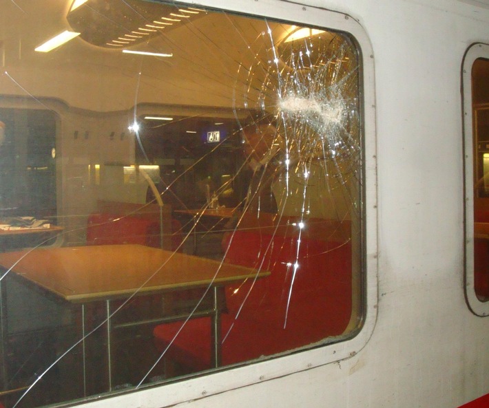 BPOL-BadBentheim: Steinwürfe auf Intercity-Züge / Bundespolizei bittet um Zeugenhinweise