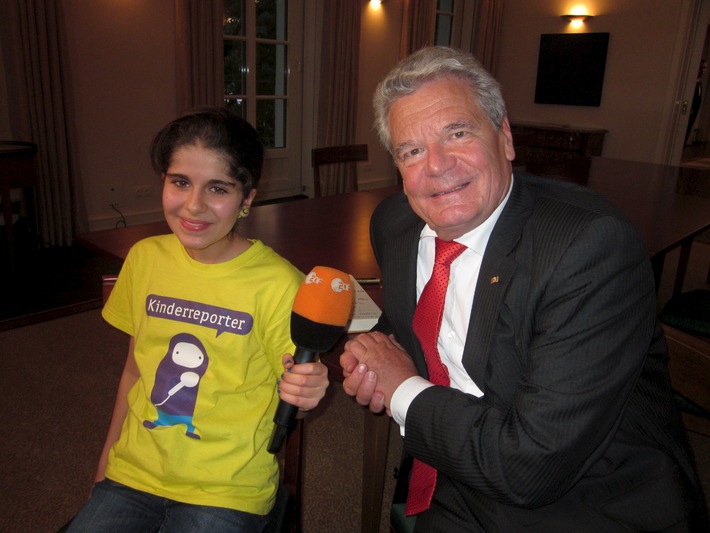 Joachim Gauck im Gespräch mit ZDF-&quot;logo!&quot;-Kinderreporterin Sieba (BILD)