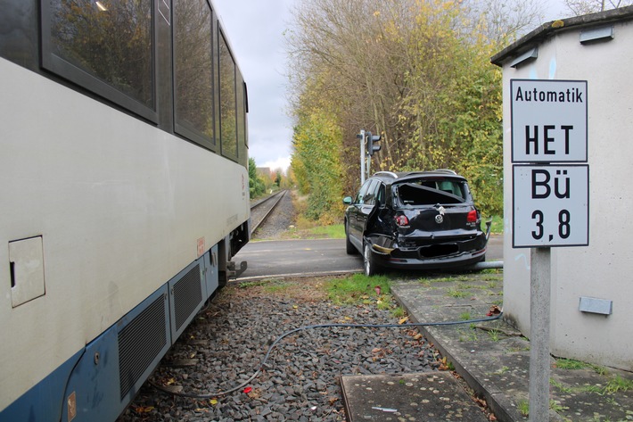 POL-DN: Pkw von Zug erfasst