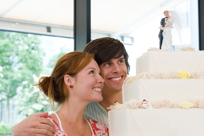 Jetzt beginnt die Hochzeitssaison: Beim Start ins Eheglück Versicherungen zusammenlegen und sparen