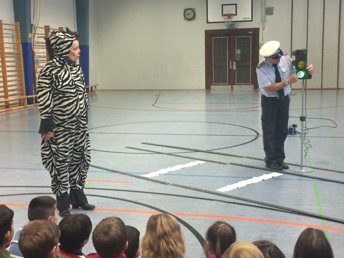 POL-LB: Die Aufgaben der Verkehrsprävention, Teil 2:
"Kleines Zebra" Theater in Kindergarten oder Klassenstufe 1