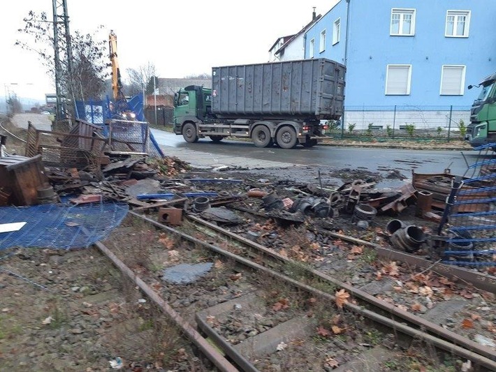 BPOL NRW: LKW verliert Container - Zug kollidiert mit Metallschrott