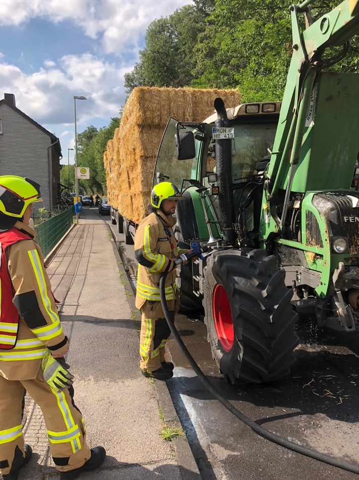 FW-Stolberg: Brand eines Traktors mit zwei Anhängern Stroh