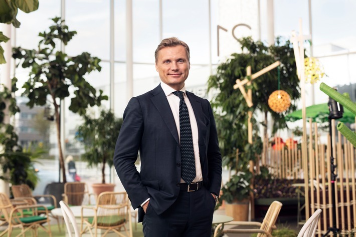 Fredrik Jejdling, Executive Vice President und Head of Networks bei Ericsson, sagt: "Dieser Schritt steht im Einklang mit Ericssons langfristiger Strategie für eine widerstandsfähigere und nachhaltigere Lieferkette. Diese wird unsere CO2-Bilanz deutlich reduzieren und die Möglichkeiten von 5G für eine intelligente Fertigung nutzen. Unsere gesamte Produktionslandschaft wird weltweit digitalisiert. Wie in den USA wird dies die Verbindung zwischen unserer Forschung und Entwicklung und der Einführung neuer Produkte stärken. Das stellt sicher, dass jedes Produkt, das wir herstellen, nicht nur unseren Kunden zugutekommt, sondern auch mit möglichst geringen Umweltauswirkungen produziert wird." / Weiterer Text über ots und www.presseportal.de/nr/13502 / Die Verwendung dieses Bildes für redaktionelle Zwecke ist unter Beachtung aller mitgeteilten Nutzungsbedingungen zulässig und dann auch honorarfrei. Veröffentlichung ausschließlich mit Bildrechte-Hinweis.