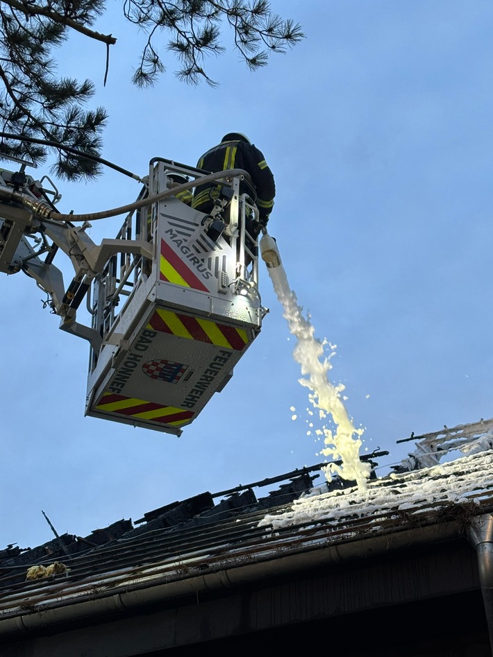 FW Bad Honnef: 110 Einsatzkräfte bei erneutem Großbrand in Bad Honnef im Einsatz