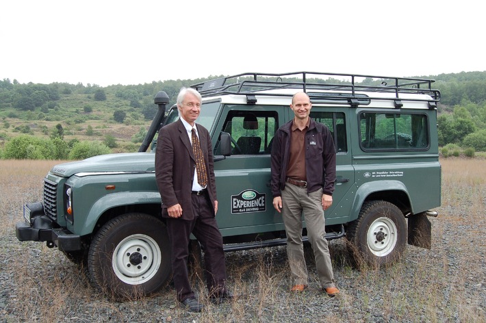 Geländewagenhersteller weitet Nachhaltigkeitsengagement aus: Land Rover Deutschland kooperiert mit dem Senckenberg Forschungsinstitut und übergibt einen Land Rover Defender für Forschungszwecke