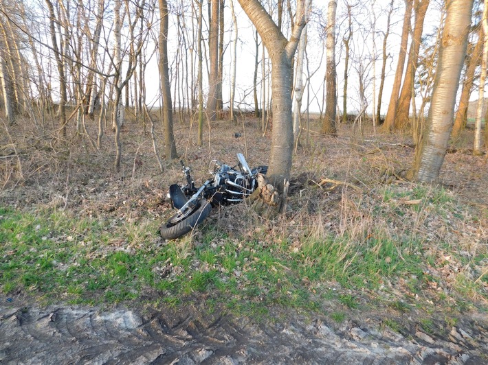 POL-STD: 58-jähriger Motorradfahrer bei Unfall in Estorf tödlich verletzt