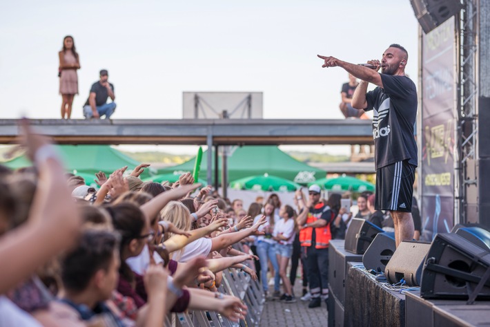 Ferienstart mit Open-Air-Festival: MoTrip, Namika und Kayef geben ein exklusives Musikkonzert für das Gymnasium Salzgitter-Bad